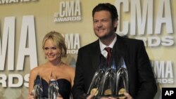 Miranda Lambert and Blake Shelton pose backstage at the CMA awards in Nashville, Tenn., Nov. 1, 2012.