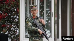 တရုတ်မြန်မာနယ်စပ် လုံခြုံရေးတပ်ဖွဲ့ဝင်တဦးကို တွေ့ရစဉ် 