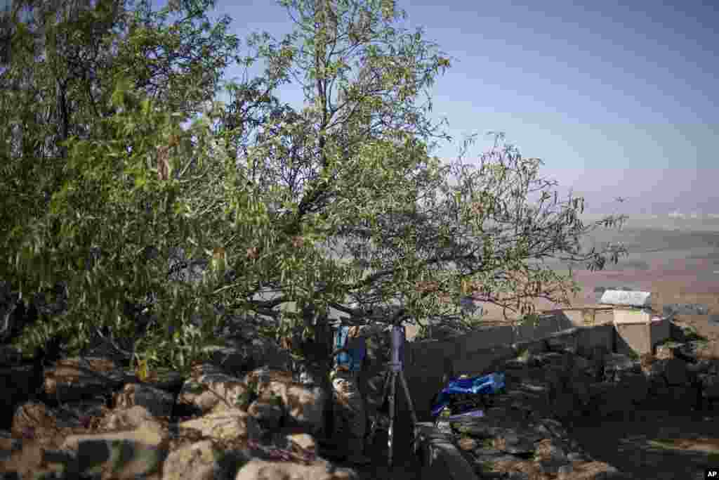 A U.N. peacekeeper from the UNDOF force observes the Quneitra province as Syrian rebels clash with President Bashar al-Assad&rsquo;s forces, seen from the Israeli controlled-Golan Heights, Aug. 27, 2014.&nbsp;