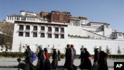 西藏民众走过拉萨布达拉宫前的广场 （资料照片）