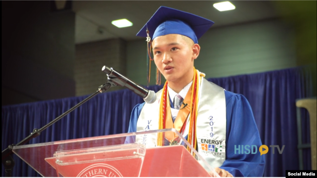 Derrick Ngô phát biểu tại lễ tốt nghiệp trung học.