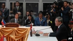 Perdana Menteri China Li Qiang (kanan), menyampaikan sambutan pada KTT ke-27 Perhimpunan Bangsa-Bangsa Asia Tenggara (ASEAN)-China di Vientiane, Laos, Kamis, 10 Oktober 2024. (Dita Alangkara/AP)