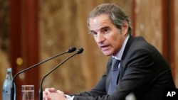 Rafael Mariano Grossi, Direktur Jenderal Badan Energi Atom Internasional berbicara saat konferensi pers di Japan National Press Club, Jumat, 7 Juli 2023, di Tokyo. (Foto: AP/Eugene Hoshiko)