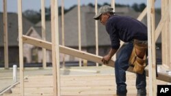 Un carpintero alinea una viga para una nueva casa en el condado de Madison, Mississippi, el martes 16 de marzo de 2021. (Foto AP/Rogelio V. Solís, Archivo)