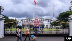 La gente camina frente a la puerta principal del Kraton, también conocido como el Palacio de Yogyakarta, en Yogyakarta, Indonesia, el 30 de octubre de 2022, que ha sido preparado para recibir la próxima cumbre del G-20 en Bali, del 14 al 16 de noviembre de 2022.