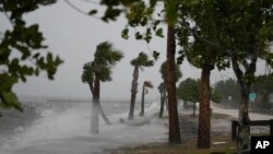 Las olas golpean la costa en Jensen Beach, en la Florida ante la proximidad del huracán Nicole, el 9 de noviembre de 2022.