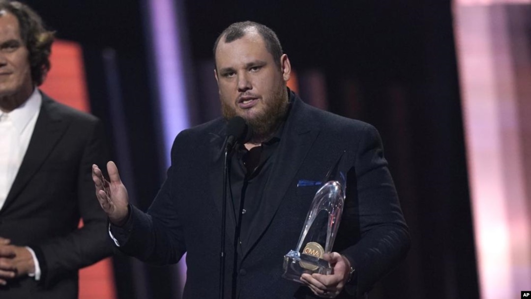 Luke Combs encabeza Premios CMA; Loretta Lynn, Lewis homenajeados