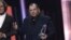 Luke Combs acepta el premio al artista del año durante la 56.ª Entrega Anual de los Premios CMA el miércoles 9 de noviembre de 2022 en el Bridgestone Arena de Nashville, Tennessee (AP Photo/Mark Humphrey)