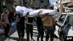 지난달 29일, 가자지구에서 구호품을 받다가 이스라엘군의 총격을 받아 사망한 팔레스타인 민간인 시신을 옮기고 있는 모습.
