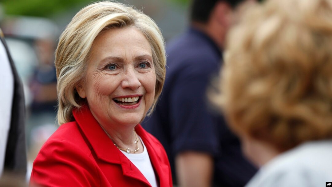 Kandidat calon presiden Partai Demokrat AS Hillary Clinton menyapa pendukungnya di New Hampshire (4/7). (AP/Robert F. Bukaty)