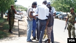 Zvizvarwa zveZimbabwe zvisina magwaro ekugara muBotswana zvichi bvunzurudzwa nemasoja nemapurisa