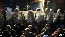 NATO-ja paralajmëron vazhdimin e aksionit për heqjen e barrikadave në Veri të Kosovës