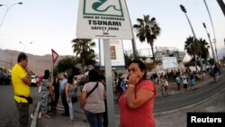Las personas de las zonas costeñas permanecen alertas ante la posibilidad de un sismo más fuerte o un maremoto.