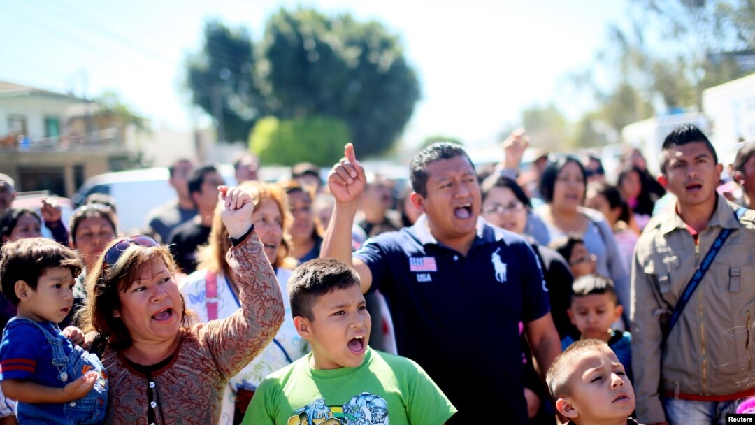 Al otro lado de la frontera esperaban a los estudiantes decenas de inmigrantes que protestaban contra las deportaciones.