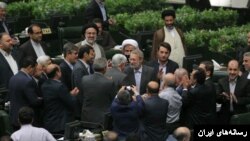 عارف بعد از شکست در انتخابات ریاست موقت مجلس به لاریجانی تبریک گفت. 