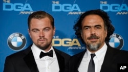 Leonardo DiCaprio (kiri) pemeran utama film "The Revenant" berpose dengan dutradara Alejandro Gonzalez Inarritu dalam ajang Directors Guild of America Awards ke-68 di Hyatt Regency Century Plaza, Los Angeles (6/2).