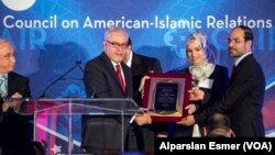 İnsani Yardım ödülünü CAIR Başkanı Nihad Awad'dan alan Türkiye'nin Washington Büyükelçisi Serdar Kılıç