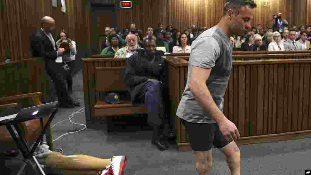 Oscar Pistorius marche sur ses jambes amputées, lors d'une séance à la Haute Cour de Pretoria, en Afrique du Sud, le 15 juin 2016.