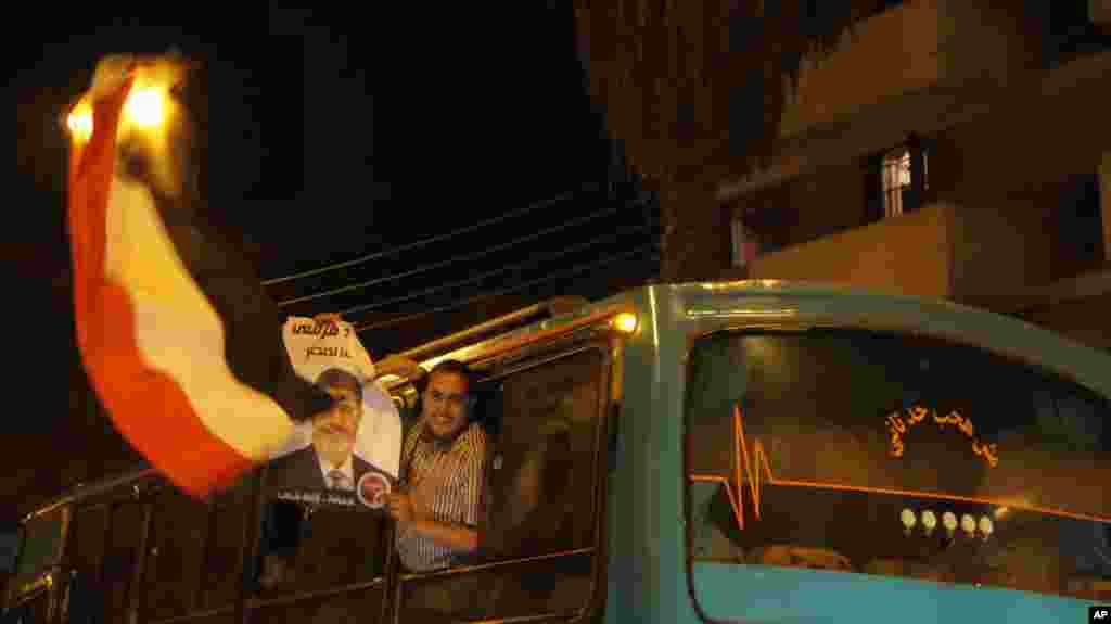 Morsi supporters head to a night time rally in Zagizig, April 23, 2012. (E. Arrott/VOA)