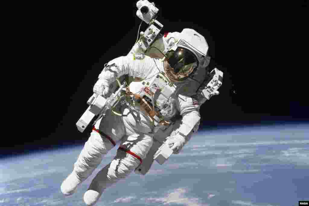 Первый свободный полет астронавта, 7 февраля 1984 На этом снимке - астронавт Брюс Маккэндлесс, впервые в истории оказавшийся один на один с космическим пространством без какой-либо механической связи с кораблем. Ранее астронавты были связаны с кораблем при помощи страховочного фала и любая потеря связи с аппаратом могла стоить астронавту жизни. Однако впоследствии у астронавтов появилась индивидуальная двигательная установка, позволяющая маневрировать в безвоздушном пространстве. Маккэндлесс совершил два выхода в открытый космос общей продолжительностью чуть менее 12 часов. 📸: NASA