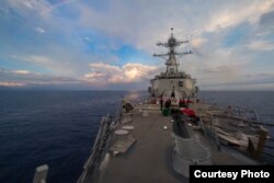 美军杜威号导弹驱逐舰2017年5月6日在南中国海巡航 （美国海军照片）