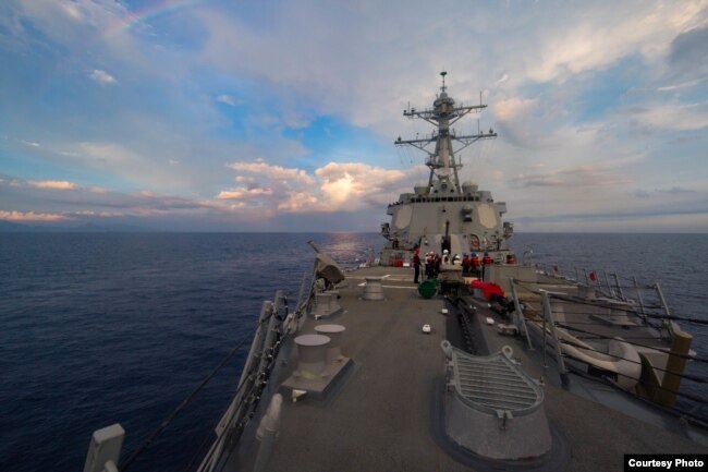 美军杜威号导弹驱逐舰2017年5月6日在南中国海巡航 (美国海军照片)