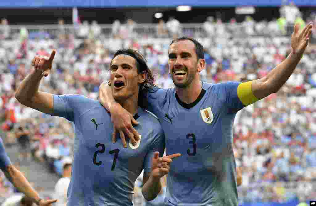 Mchezaji wa Uruguay&#39;s Edinson Cavani akishangilia na mchezaji wa timu yake Diego Godin, kulia, baada ya kufunga goli la tatu katika mechi ya kikundi&nbsp; A kati ya Uruguay na&nbsp; Russia katika uwanja wa Samara, mjini Samara, Russia, Jumatatu, Juni 25, 2018.&nbsp;