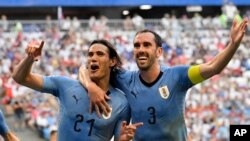 La anotación de tiro libre de Suárez en los primeros compases, el tanto de su compañero de delantero Edinson Cavanial y un autogol ruso certificaron la victoria.