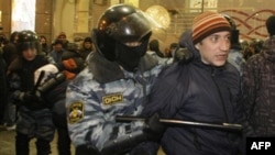 Cảnh sát Nga bắt giữ hằng trăm thanh niên nhằm ngăn không cho những căng thẳng sắc tộc nổ ra sau một tuần lễ bạo loạn