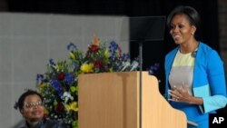 Primeira-dama norte-americana Michelle Obama discursa na igreja Regina Mundi a jovens líderes africanas, à esquerda Graça Machel, esposa de Nelson Mandela e antiga primeira-dama moçambicana e sul-africana (AP Photo)