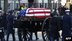 La dépouille de l'ancien président était arrivée mardi au Capitole, à Washington.