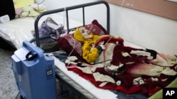 Desetogodišnji palestinski dječak, Jazan al-Kafarna, koji je rođen sa cerebralnom paralizom, leži u bolnici u Rafi, u Pojasu Gaze, 3. marta 2024. Jazan je preminuo zbog, kako je njegov doktor rekao, ekstremne atrofije mišića izazvane prije svega nedostatkom hrane.