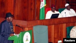 Shugaban Najeriya Goodluck Jonathan, Shugaban Majalisar Dattawa David Mark da Kakakin Majalisar Wakilan Najeriya Aminu Waziri Tambuwal a Abuja, Octoba 10, 2012.