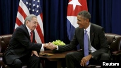 FILE - U.S. President Barack Obama (R) and Cuban President Raul Castro shake hands at the start of their meeting at the United Nations General Assembly in New York, Sept. 29, 2015.