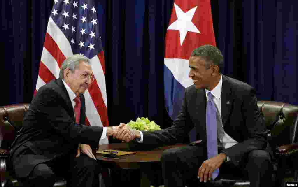 Presiden AS Barack Obama dan Presiden Kuba Raul Castro berjabatan tangan dalam awal pertemuan mereka di Sidang Majelis Umum PBB di New York (29/9). (Reuters/Kevin Lamarque)