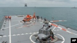 Sebuah helikopter mendarat di atas geladak kapal KRI Banda Aceh,di Laut Jawa (Foto: dok). Angkatan Laut Indonesia menangkap kapal China, Gui Bei Yu, di perairan dekat kepulauan Natura, Jumat (27/5) karena diduga melakukan penangkapan ikan secara illegal. 