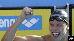 Norway's Alexander Dale Oen celebrates after winning a gold medal (2010 file photo).