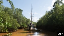 Un bateau navigue sur le fleuve Tsiribihina, dans l'ouest de Madagascar, le 23 avril 2018. 