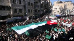 示威者簇拥着巨幅约旦国旗