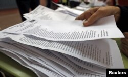 Votos contados durante la elección general del 28 de abril de 2019, en un punto de votación en Madrid, España.