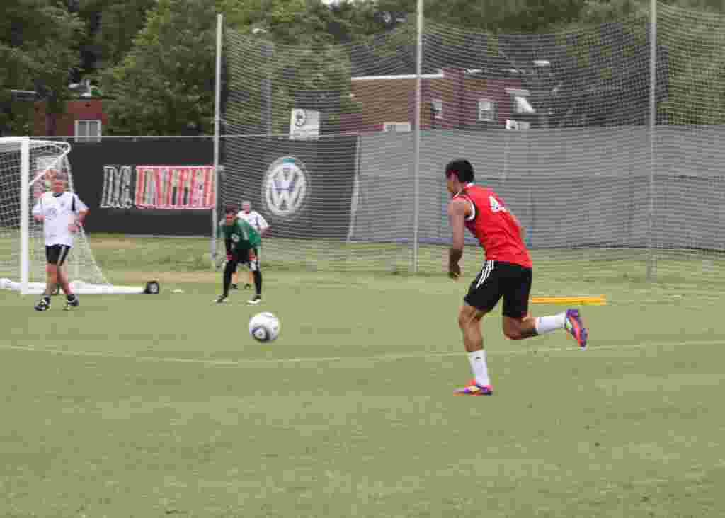 En Marzo 22 del 2010, Andy Najar abandono sus estudios en la escuela segundaria Edison de Alexandria, Virginia para firmar su contrato profesional con el D.C. United.