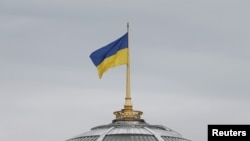 Государственный флаг Украины на крыше здания парламента, Киев (архивное фото)