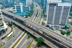 Suasana jalan di Jembatan Semanggi cukup lengang di tengah perebakan wabah Covid-19 di Jakarta (27/3). (Foto: Antara/Reuters)