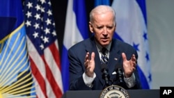 Wakil Presiden AS Joe Biden berbicara mengenai pembangunan ekonomi di Washington (14/11). (AP/Susan Walsh)