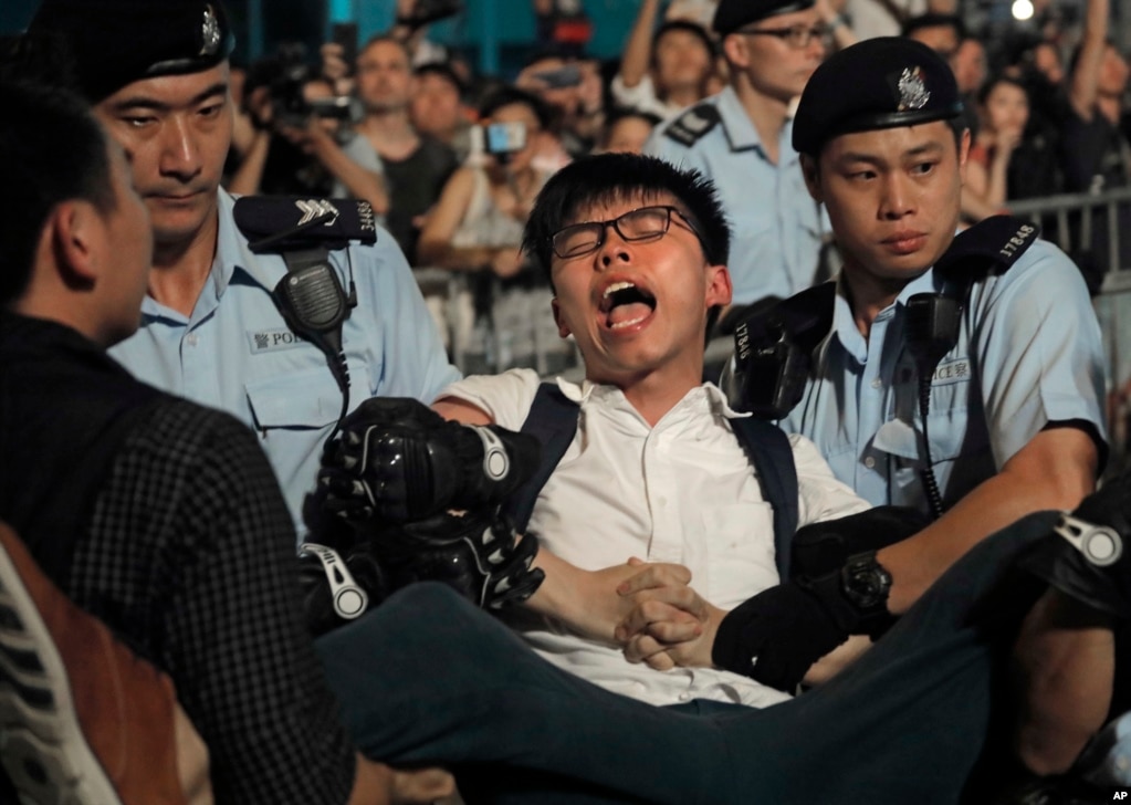 香港民主运动人士黄之锋6月28日晚在金紫荆广场示威的时候爬上金紫荆巨型雕塑,后来被警察拘留。当时当地被拘押的还有香港民主运动人士罗冠聪等20多名抗议者。