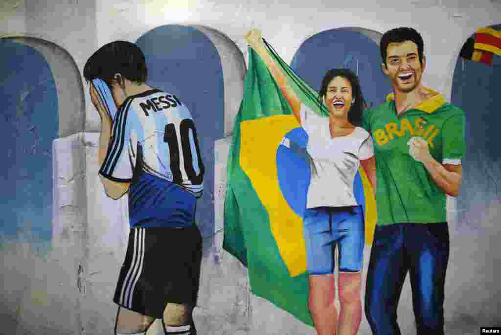 브라질 리우데자네이루에 브라질의 월드컵 우승을 기원하는 벽화가 그려져있다. 눈물을 흘리고 있는 선수는 아르헨티나의 리오넬 메시.