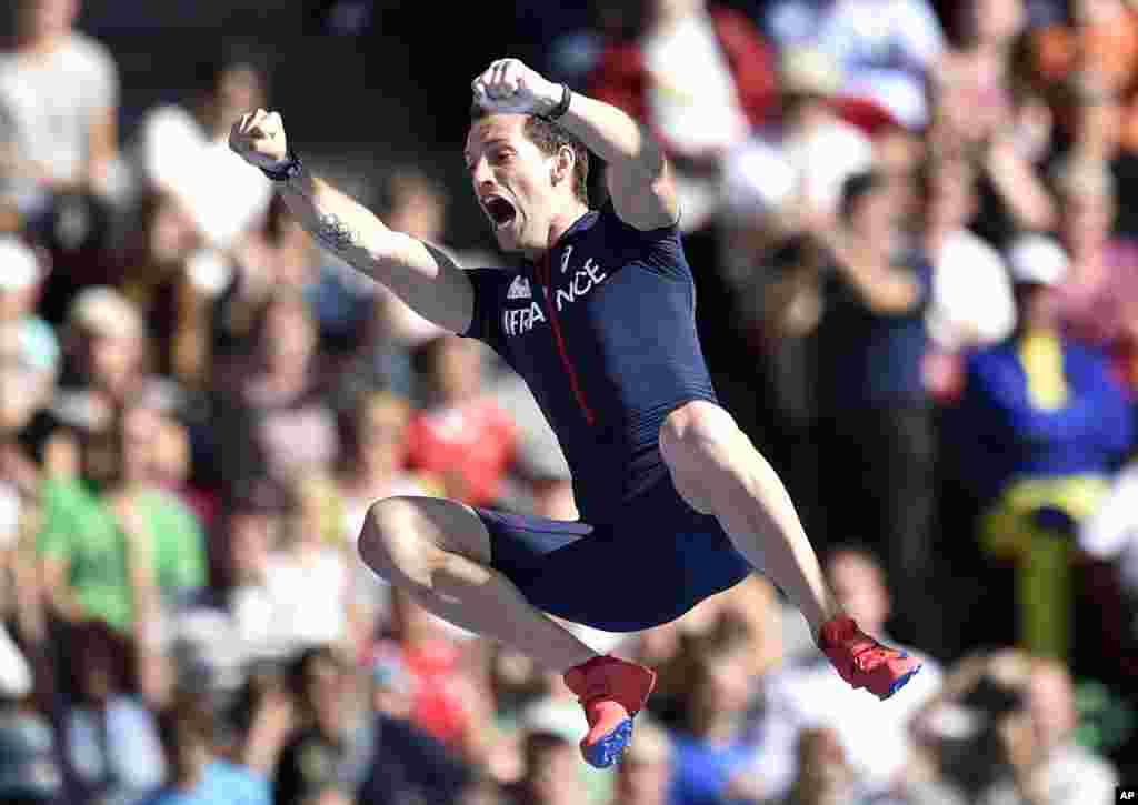 Renaud Lavillenie de la France célèbre sa médaille d&#39;or du saut à la perch masculin au cours des Championnats d&#39;Europe d&#39;athlétisme à Zurich, en Suisse, samedi 16 août 2014.