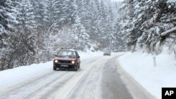 Arhiva - Vremešni "Golf 2" na snegom prekrivenom putu u blizini Sarajeva, 18. januara 2018.