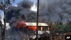 ဇွန်လအတွင်းက ရခိုင်ပြည်နယ်၊ မြို့တော် စစ်တွေမှာ အကြမ်းဖက်မှုအတွင်း မီးလောင်ကျွမ်းနေသော နေအိမ်။