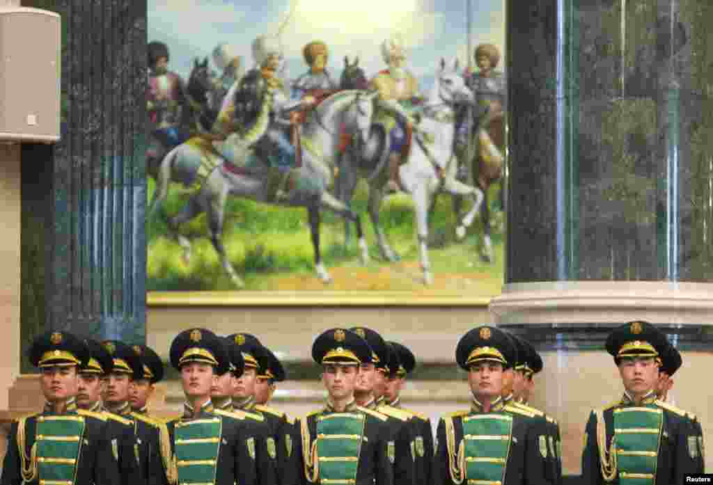 Members of the Honor guard line up during a meeting of Turkmenistan&#39;s President Gurbanguly Berdymukhammedov with his Ukrainian counterpart Viktor Yanukovich in Ashgabat, Turkmenistan.